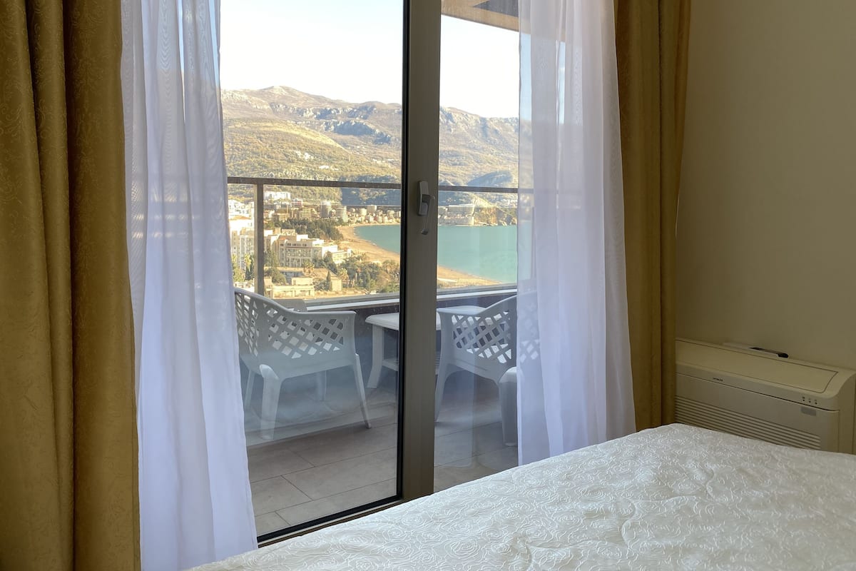 Luxe appartement, uitzicht op zee | 1 slaapkamer, een minibar met enkele gratis items, een kluis op de kamer