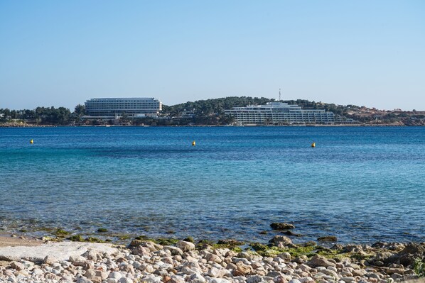 In Strandnähe, Liegestühle, Sonnenschirme, 3 Strandbars