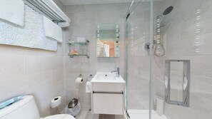 Comfort Double Room | Bathroom | Shower, rainfall showerhead, hair dryer, bathrobes - The Golden Hind (St Ives)