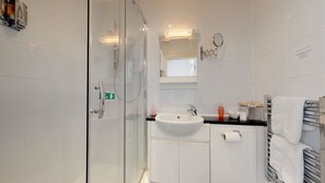 Comfort Single Room | Bathroom | Shower, rainfall showerhead, hair dryer, bathrobes - The Golden Hind (St Ives)