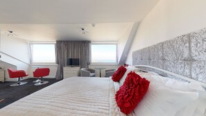 Panoramic Double Room, Harbour View | Egyptian cotton sheets, premium bedding, individually decorated - The Golden Hind (St Ives)