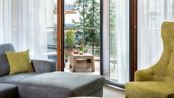 Family Apartment, 2 Queen Beds | Hypo-allergenic bedding, in-room safe, blackout curtains, free WiFi