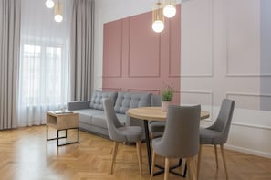 Deluxe Apartment | Hypo-allergenic bedding, in-room safe, individually decorated - Ermine Suites (Kraków)