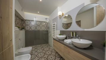 Dusche, Regendusche, kostenlose Toilettenartikel, Haartrockner