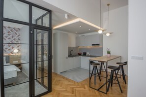 Deluxe Apartment | Private kitchenette | Fridge, microwave, stovetop, dishwasher - Ermine Suites (Kraków)