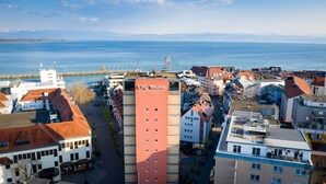 A city tower with a view of the waterfront and surrounding buildings. - Skyhostel Friedrichshafen (Friedrichshafen)