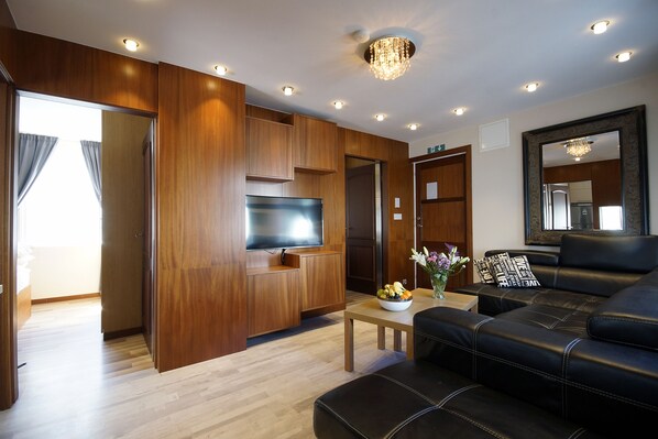 Departamento, 2 habitaciones | Área de sala de estar | Smart TV de 50 pulgadas con canales digitales, televisión y Netflix 