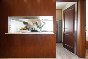 Departamento, 2 habitaciones | Cocina privada | Refrigerador, microondas, horno y parrilla de estufa 