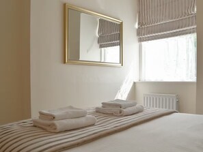 Greta | Desk, laptop workspace, soundproofing, iron/ironing board - Brigham Farm Apartments (Keswick)
