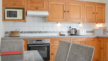 Greta | Private kitchen | Full-sized fridge, microwave, oven, stovetop