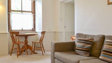 Apartemen, 1 Tempat Tidur Double | Area keluarga | Televisi layar datar 32-inci dengan saluran TV kabel, TV, dan buku