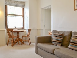 公寓, 1 张双人床 | 起居区 | 32-英寸纯平电视（配备有线频道）、电视、书