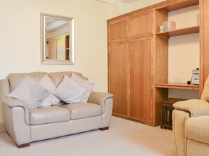 Greta | Living area | 32-inch flat-screen TV with cable channels, TV, books - Brigham Farm Apartments (Keswick)