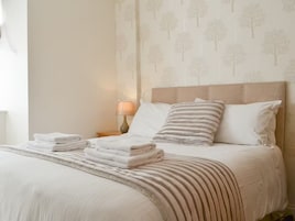 Greta | Desk, laptop workspace, soundproofing, iron/ironing board