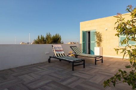 Caja de seguridad en la habitación y tabla de planchar con plancha