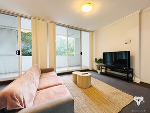 Apartemen (2 Bedrooms) | Area keluarga | TV