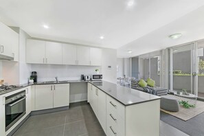 Apartemen (2 Bedrooms) | Dapur pribadi | Lemari es