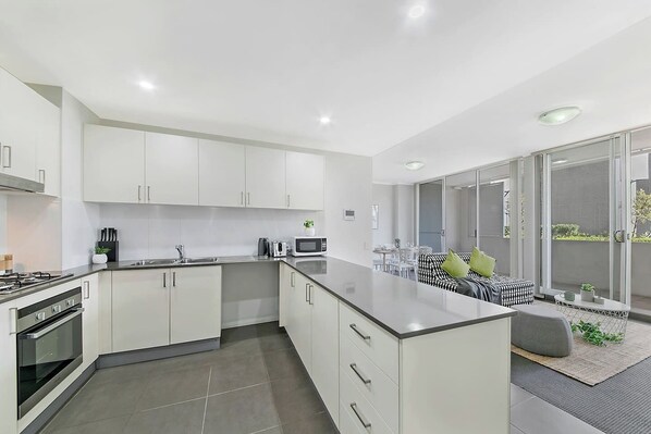 Apartment (2 Bedrooms) | Private kitchen | Fridge - Southwest Liverpool Area 3 Beds & Parking Nwf003 (Warwick Farm)