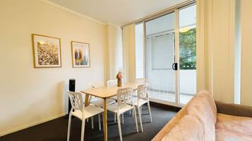 Apartment (2 Bedrooms) | In-room dining