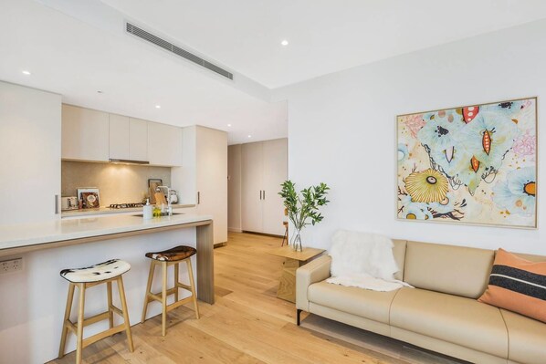 Apartemen (2 Bedrooms) | Area keluarga | TV