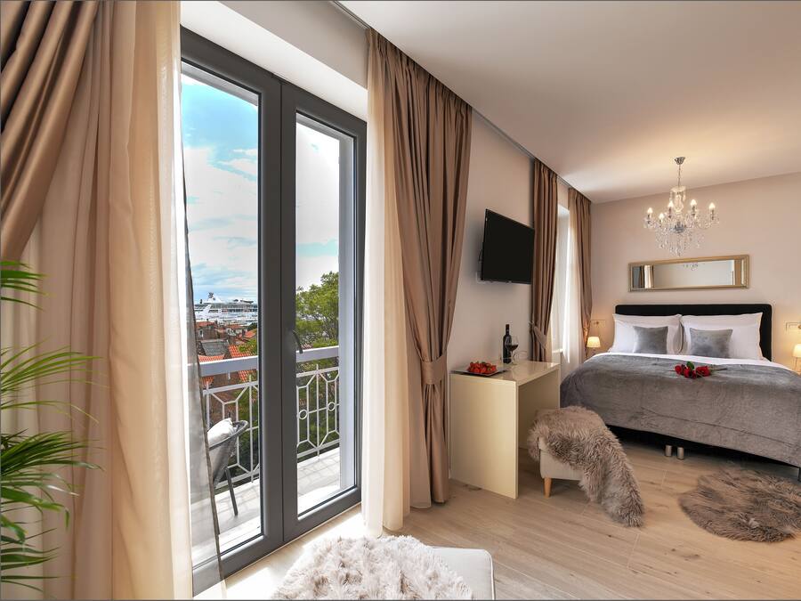 Comfort Room, Harbor View (1) | Premium bedding, in-room safe, desk, laptop workspace