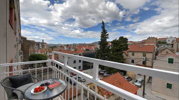 Comfort Room, 1 King Bed, City View (3) | Balcón