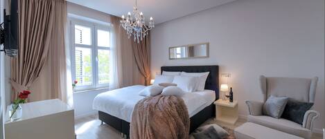 Comfort Room, City View (2) | Premium bedding, in-room safe, desk, laptop workspace