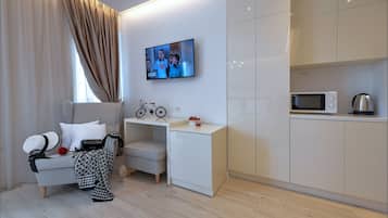 Comfort Room, 1 King Bed, City View (3) | Ropa de cama de alta calidad y caja de seguridad en la habitación