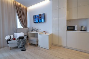 Comfort Room, 1 King Bed, City View | Premium bedding, in-room safe, desk, laptop workspace