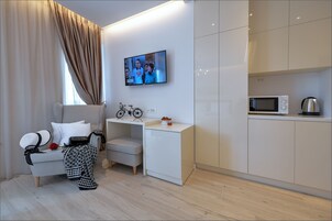 Comfort Room, 1 King Bed, City View (3) | Sängtillbehör av högsta kvalitet och värdeförvaringsskåp på rummet