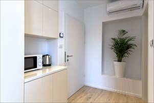 Comfort Room, 1 King Bed, City View (3) | Sängtillbehör av högsta kvalitet och värdeförvaringsskåp på rummet
