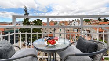 Comfort Room, 1 King Bed, City View (3) | Vista del balcón