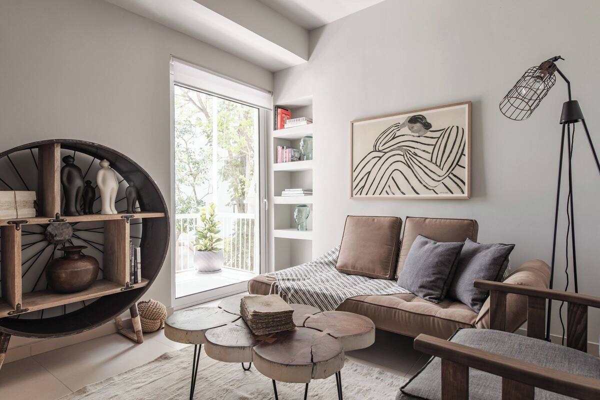 Ein modernes Wohnzimmer mit einer Couch, einem Couchtisch und einem Bücherregal.