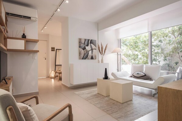 Utopia 1 Bedroom Apartment | Wohnbereich | 40-Zoll-Flachbildfernseher mit Digitalempfang, Fernseher