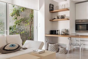 Utopia 1 Bedroom Apartment | Wohnbereich | 40-Zoll-Flachbildfernseher mit Digitalempfang, Fernseher