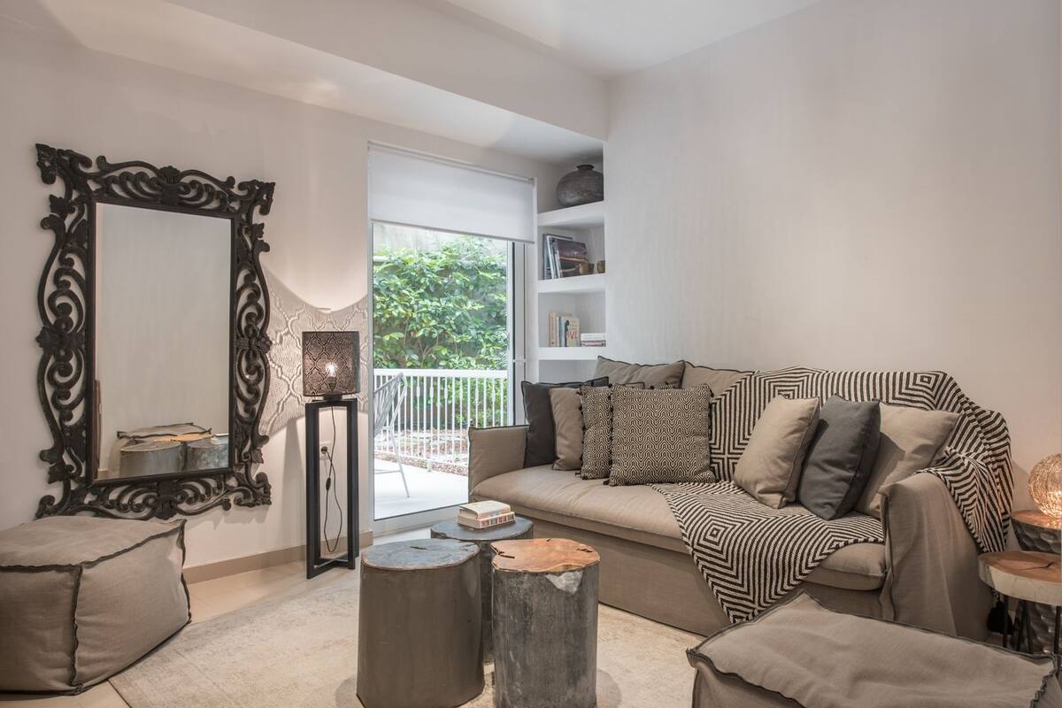 Delight 1 Bedroom Apartment | Wohnbereich | 40-Zoll-Flachbildfernseher mit Digitalempfang, Fernseher