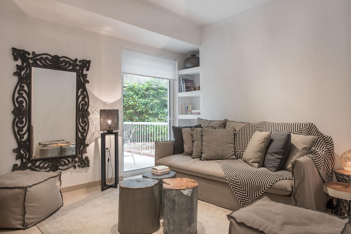 Delight 1 Bedroom Apartment | Vardagsrum | 40-tums platt-tv med digitalkanaler och tv