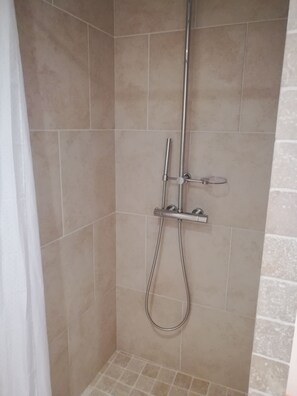 Habitación doble, 1 cama de matrimonio (Marguerite) | Ducha del cuarto de baño