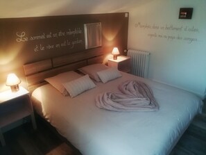 Quarto casal, 1 cama Queen (Marguerite) | Escrivaninha, berços grátis, camas extras/dobráveis (sobretaxa)