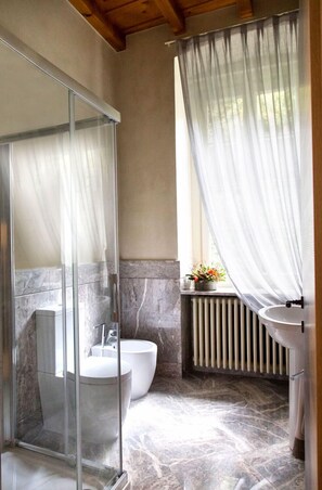 Suite, Multiple Beds, Connecting Rooms, Hill View (Blue) | Bathroom | Shower, free toiletries, hair dryer, bidet - B&B Dimora delle Donnole (Bergamo)