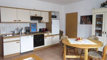 Familienapartment (Reiterschau) | Eigene Kochnische | Kühlschrank, Mikrowelle, Ofen, Herdplatte