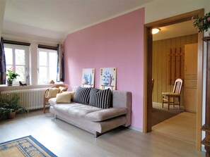 Family Apartment (Weidenschau) | Living room | Flat-screen TV - Ferienhof Cohrs - Ferienwohnungen (Bispingen)