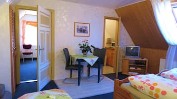 Familienapartment, 2 Schlafzimmer (Großer Bär) | Individuell dekoriert, Bügeleisen/Bügelbrett, Zustellbetten