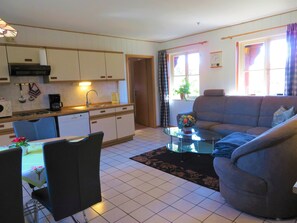 Family Apartment, 2 Bedrooms (Großer Bär) | Private kitchenette | Fridge, microwave, oven, stovetop - Ferienhof Cohrs - Ferienwohnungen (Bispingen)