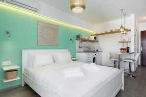 Studio, Sea View | In-room safe, desk, iron/ironing board, free WiFi - Seaside Secret by BluPine (Vari-Voula-Vouliagmeni)