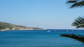Beach nearby, sun-loungers, beach umbrellas, 3 beach bars