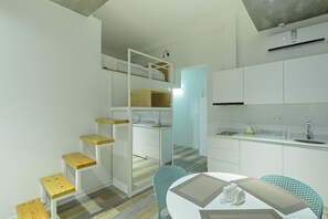 Apartment with twin beds | Cuisine privée | Réfrigérateur, cafetière/bouilloire, bouilloire électrique