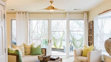 Älytelevisio, kirjoja, tulostin