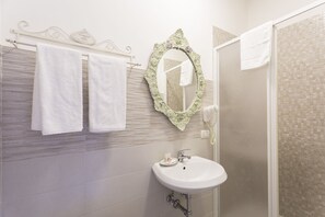 Dusj, designertoalettartikler, hårføner og håndklær