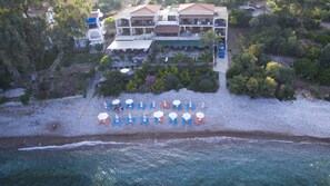 On the beach, sun-loungers, beach umbrellas - Grekis hotel & Apartments (Messini)